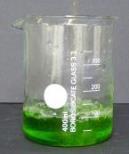 3 Schülerversuche 12 Materialien: Chemikalien: Durchführung: Beobachtung: 2 Bechergläser (500 ml), Magnetrührer, Thermometer, Spatel