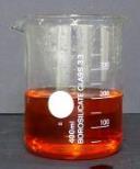 In die warme Lösung werden 0,01 g Indigocarmin eingerührt. Anschließend werden 50 ml Natronlauge hinzugegeben.