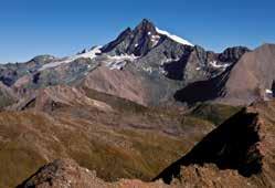 Bereits 1869 initiierte Johann Stüdl den ersten Bergführerverein in den Alpen. Auf den Großglockner führen mehr als 30 Routen in unterschiedlichen Varianten und Schwierigkeitsgraden.