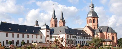einem Glas Wein, Führung durch den Klostergarten in Seligenstadt, Kaffee und Kuchen im Klostercafé, DRK-Betreuer-Service.