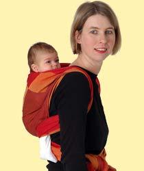 Die "Rucksacktrage" können Sie anwenden, sobald Ihr Kind den Kopf sicher halten kann. Mit einem längeren Tuch (ab Gr.