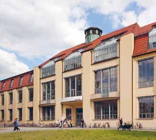 Ehemalige Kunstschule und Kunstgewerbeschule in Weimar Architekt: Henry van de Velde, Kunstschule 1904/11, Kunstgewerbeschule 1906 Walter Gropius gründete im Jahr 1919 das Bauhaus in Weimar durch die