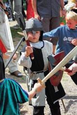 Mittelalterliche Wettkämpfe und Spiele stehen in entsprechender Gewandung an. Welche Gruppe erweist sich wohl bei Ritterquiz und Burgrallye als besonders talentiert?