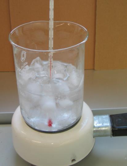 Zustandsformen und Übergänge: Schmelzen Eine Mischung aus Eis und Wasser wird erwärmt. Dabei wird in regelmäßigen Abständen die Temperatur gemessen und in eine Wertetabelle eingetragen.