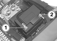 z Wartung Batterie am Fahrzeug anschließen Zuerst Batteriepluskabel 2 einbauen. Danach Batterieminuskabel 1 einbauen. mit Diebstahlwarnanlage (DWA) SA Zuerst Batteriepluskabel 2 einbauen.