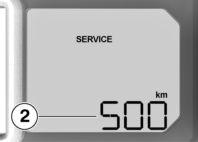 Liegt der Kilometerstand für den vorgezogenen Service innerhalb von 1000 km, werden die verbleibenden Kilometer 2 in 100-km- Schritten heruntergezählt und im Anschluss an den Pre-Ride- Check für
