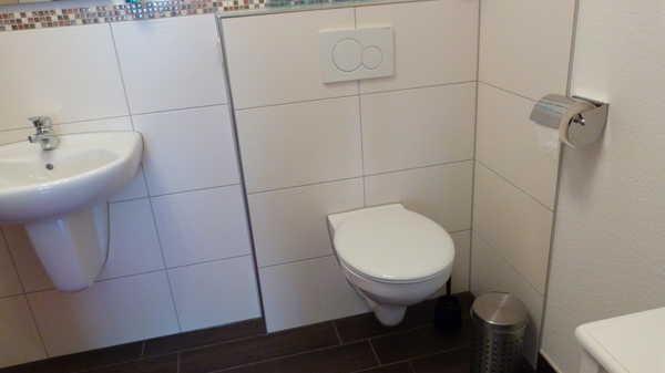 Toilette Tür zum Sanitärraum Zugang Der Sanitärraum gehört zu: Ferienwohnung "London" (45 m²) Der Zugang zum Sanitärraum ist