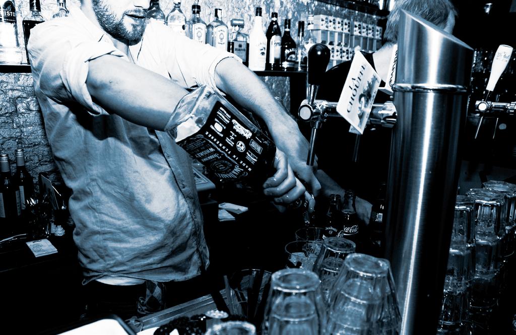 barkeeper Unsere Barkeeper sind Meister im Spirituosen-Mehrkampf, können 34 verschiedene Gin-Sorten auseinander halten und blind einen perfekten Mai Tai mixen im Kopfstand.