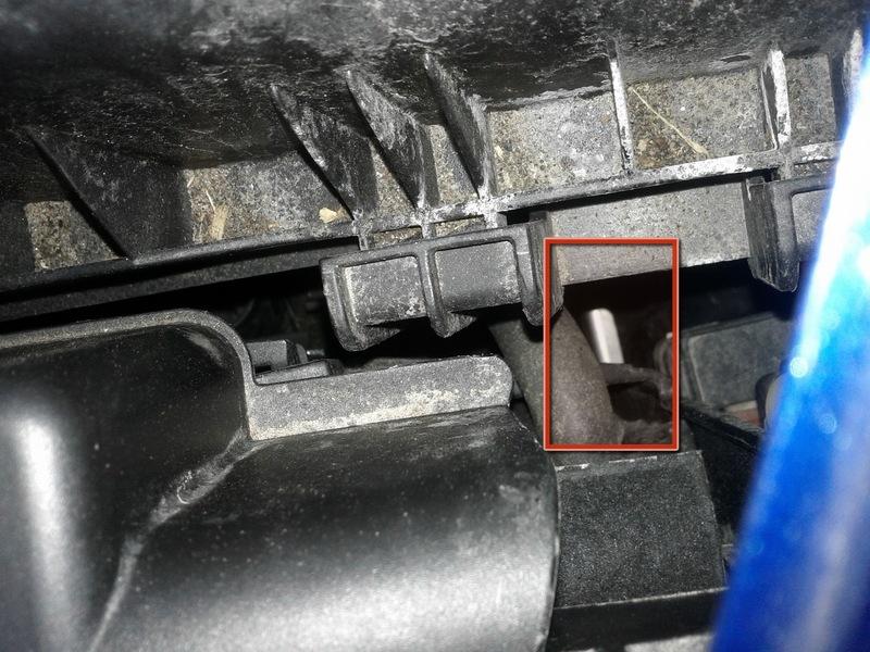 nur ein Teil des Verriegelungshebels auf der Fahrerseite ist sichtbar zwischen der Batterie und dem