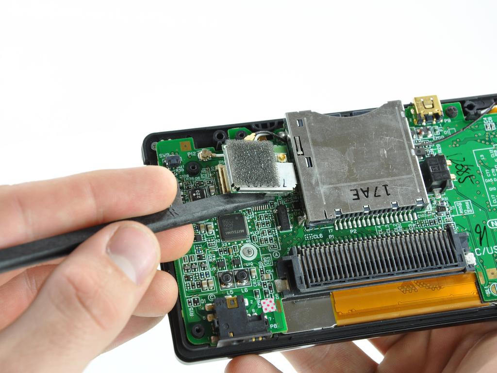 Reparieren eines Nintendo DS, die nicht geladen wird Schritt 10 Verwenden Sie die flache Kante eines spudger vom Motherboard