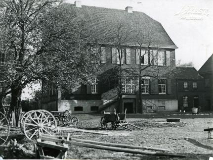 Haupthaus des Hauses Oberfelde, um 1930 (Foto Justus Pabst) Für einen Anschluss an Lünen sprachen vor allem die engen baulichen Verflechtungen sowie günstige Verkehrsverbindungen und die räumliche