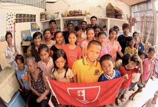 500 US Dollar gingen an das NACA Der Schlüssel zum Glück: Kinder und Betreuer im NACA Waisenhaus haltendie Reeser Flagge hoch. Michael Scholten (hintere Reihe) brachte Geld und Grüße nach Kambodscha.