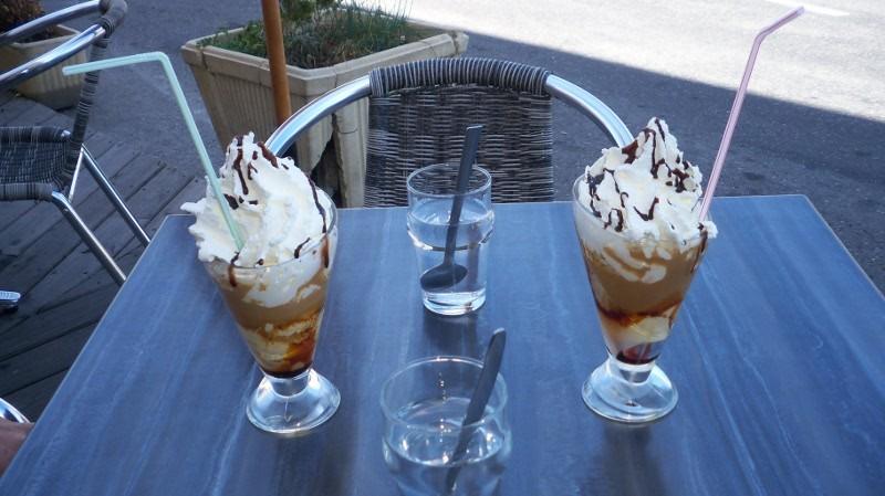 Französischer Eiskaffee, mitten in Sisteron, grade mal 4,50 Teuro der Becher, da kannst e nicht meckern... Und geschmeckt hat der, mmmmhhhhh.