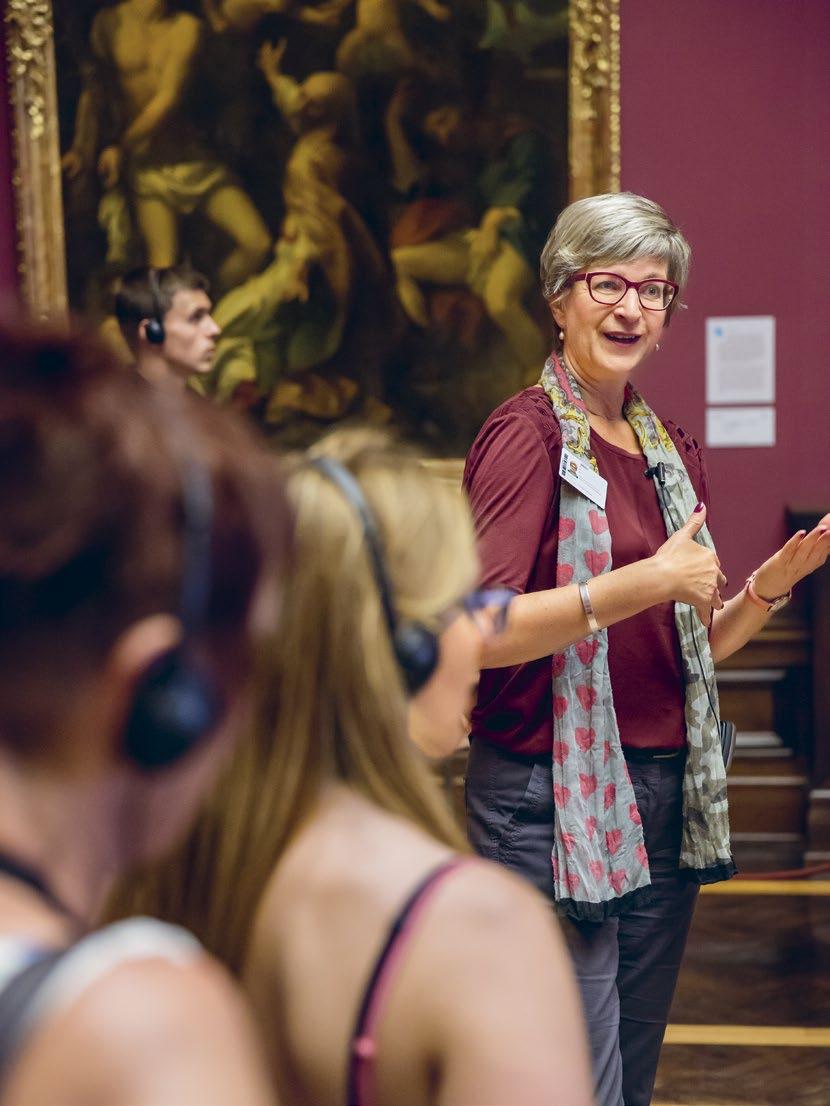 Claudia Schmidt führt Besucher durch die Gemälde galerie Alte Meister in Dresden: Seitdem die Guide-U Technologie von Phonak im Semperbau im