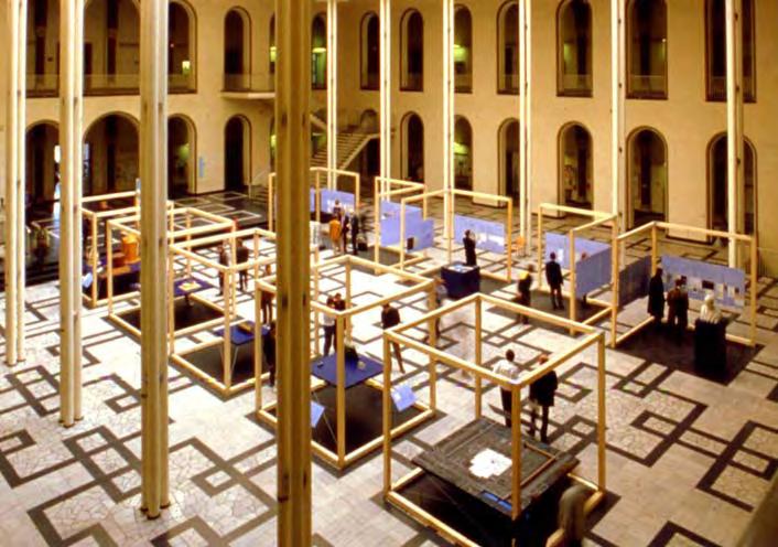 Leibniz-Ausstellung im Lichthof der Universität Hannover im Jahre 2000