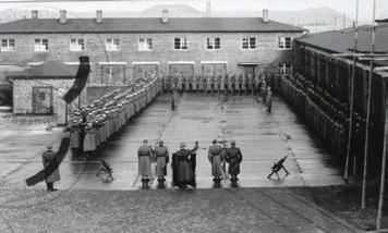 Gegen Kriegsende wurden auch Wehrmachts-, Marine-, Reichsbahn-, Zoll- und Polizeiangehörige in den KZ-Wachdienst versetzt, meist in die Außenlager.