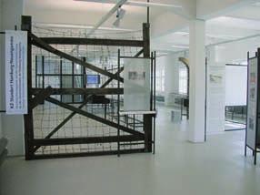 Die Gestaltung im ehemaligen Häftlingslager ist geprägt durch die Markierungen der Barackengrundrisse und der Lagerumzäunungen sowie durch archäologische Freilegungen.