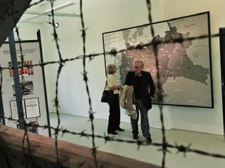 Nachgeschichte«wird in einem 1943/44 im Häftlingslager errichteten Klinkergebäude gezeigt, das als Häftlingsunterkunft diente.