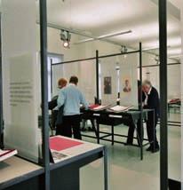 Studienzentrum erweitert und im Mai 2005 mit neu erarbeiteten Ausstellungen eröffnet werden.