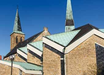 Ab 1841 nutzte man zunächst den Vorbau einer Schule als Kapelle, bis 1861-1863 die heutige Kirche (Pläne: wohl Emil von Manger, Diözesanbaumeister Münster,