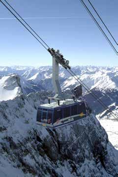 Zugspitz-Gletscher Rodelgaudi Langlaufvergnügen Abseits der Pisten Von unserem Resort aus gelangen Sie mit wenigen Schritten zur Tiroler Zugspitzbahn, die Sie