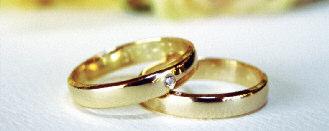 Ringe sollten vor bösem Zauber und Krankheit schützen oder waren, wie im alten Rom, Insignien der Macht. Der Ring besitzt eine ganz besondere symbolische Bedeutung.