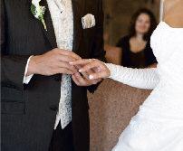 Auf dem Standesamt Da viele Paare nur noch standesamtlich heiraten, soll die Zeremonie umso feierlicher sein.