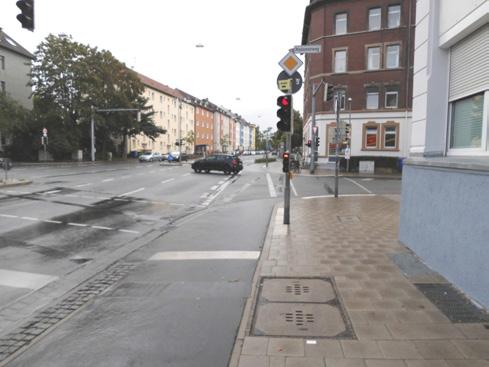 bei Grün die Straße schiebend queren Nach dem Überqueren des Altstadtrings (Achtung zwei Fußgängerampeln!
