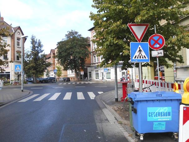 Posten 10: Broitzemer Str./Madamenweg (Kreuzungsüberquerung) Beim Heranfahren auf den Fußgängerverkehr des Überweges achten, erforderlichenfalls anhalten.
