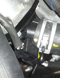 You can use a cable tie to hold this wire harness/plug in position (8). Installieren Sie das originale Hitzeschutzblech.
