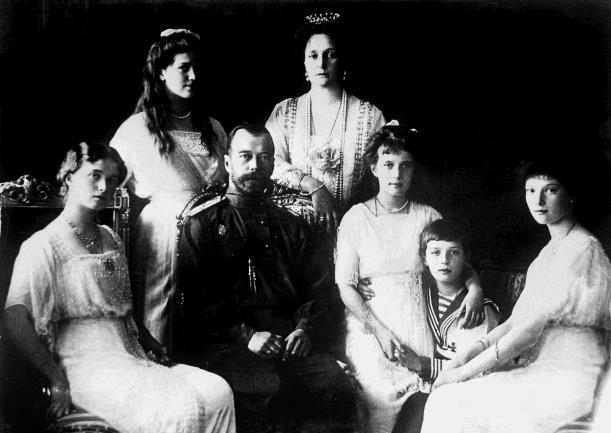8 von 24 Die Russische Revolution (Klasse 8/9) 20./21. Jahrhundert Beitrag 19 VI M 1 Die Romanows die russische Zarenfamilie Im Jahr 1894 heiratete Zar Nikolaus II.
