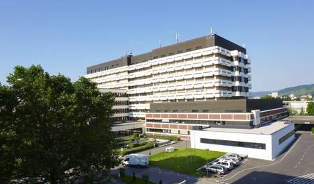 2.1. Landeskrankenhaus Krems und Ärzte Das östlich vom Kremser Zentrum gelegene Landesklinikum (siehe Abblildung 2) besitzt insgesamt eine Kapazität von 480 Betten, welche im Durchschnitt zu 74%