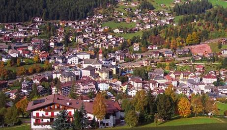 In den ersten Nachkriegsjahren entwickelte sich die Wirtschaft der Gemeinde St. Ulrich positiv, folglich setzte in den 1950er Jahren ein zweiter Entwicklungsschub ein.