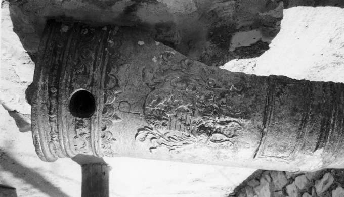 Wirth: Ein wiederentdecktes sächsisches Bronzegeschütz Abb. 2: Hinterstück mit verziertem Zündfeld und dem kurfürstlichen Wappen schaft über die jüdische Bevölkerung thüringischer Reichsstädte.