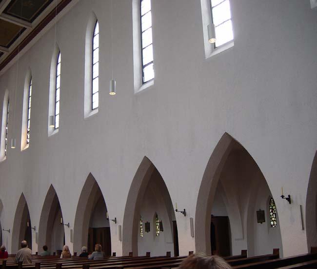 Wandaufbau Die schlichte, schmucklose, in zwei Ebenen eingeteilte Wand wirkt durch die Gestaltung in Weiß sehr feierlich.