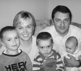 Das Ehepaar Daniela und Hubert Adam, Sonnenweg, mit seinen drei Kindern
