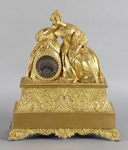 Katalog-Nr: 394 Katalog-Preis: 380 Pendule mit Vasenaufsatz, Frankreich um 1830 Bronze vergoldet, franz.