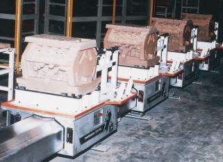 Letztere besteht aus zwei Einheiten, eine für die Zylinderblöcke und eine für die Zylinderköpfe. Für die Handhabung der Sandformen während des Gießprozesses stehen neun Portalroboter zur Verfügung.