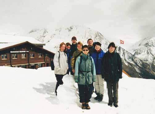 Fondue- und Raclette-Essen, Weinverkostung, kleine Wanderungen zu Rilkes Grab und zu einer Berghütte bei Zermatt bereiten uns allen miteinander viel Freude.