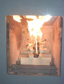 Heizbetrieb Wichtige Hinweise zum Heizbetrieb des Ofens Die Feuerraumtür nur zum Nachlegen und Anzünden öffnen. Türe immer, auch im kalten Zustand, geschlossen halten.