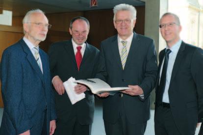 Braun Karlsruhe 1991 50 Jahre Baden-Württemberg Ministerpräsident Erwin teufel (links) nimmt den Jubiläumsband Baden-württemberg.