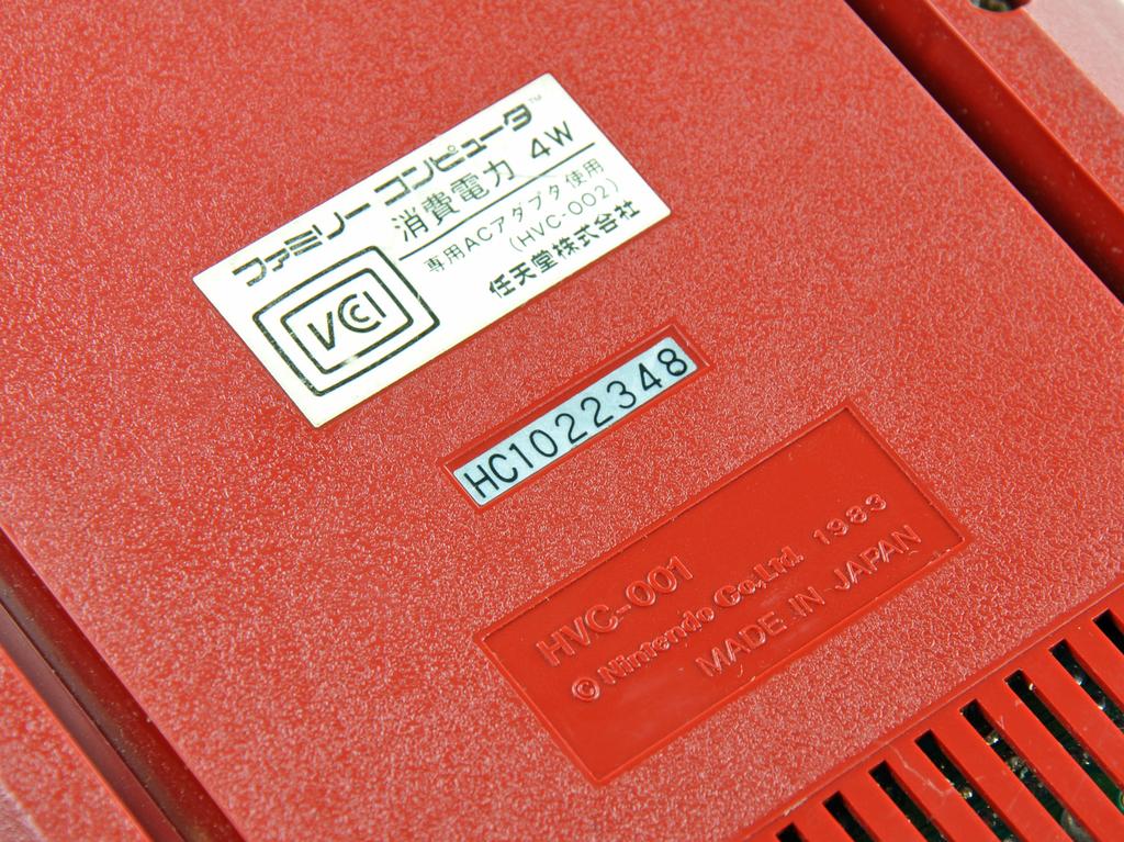 Nintendo Family Computer (Famicom) Teardown Schritt 4 Die Famicom des miniscule 4W