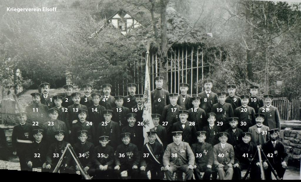 christlichen Winterhilfe (1933 von den Nationalsozialisten übernommen) 3 Kisten mit neuen Kleidungsstücken für die Hilfe im Ruhrgebiet.