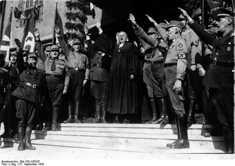 Evangelische Kirche und SA Die nationalsozialistische Machtübernahme wurde zunächst überwiegend positiv aufgenommen. Bereits ab 1932 existierte die "Glaubensbewegung Deutsche Christen".
