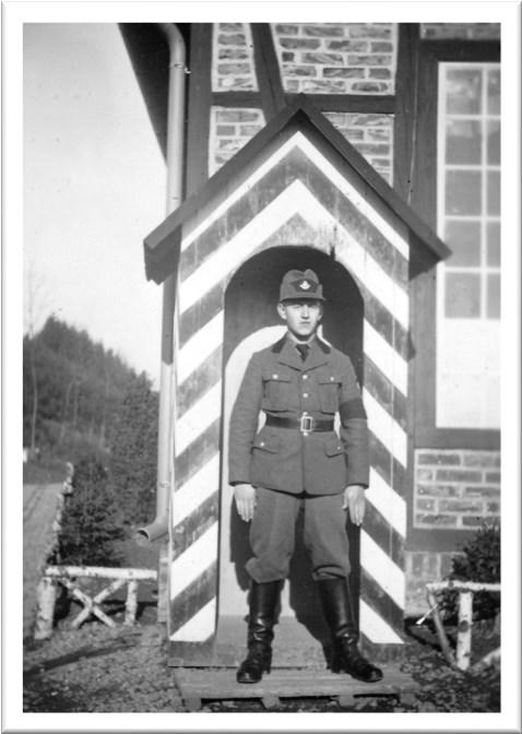 Beim Übertritt in die Wehrmacht hatte der RAD-Mann dann schon eine Vergangenheit vorzuweisen. Die braune Uniform erinnert allerdings mehr an einen Trachtenverein.
