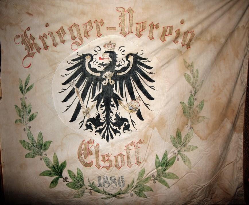 Anhang Jüdische und christliche Patrioten unter der Fahne des Kriegervereins, die 1886 angeschafft wurde. Der Elsoffer Kriegerverein wurde 1871 gegründet. (Hinweis in den Vereinsalten).