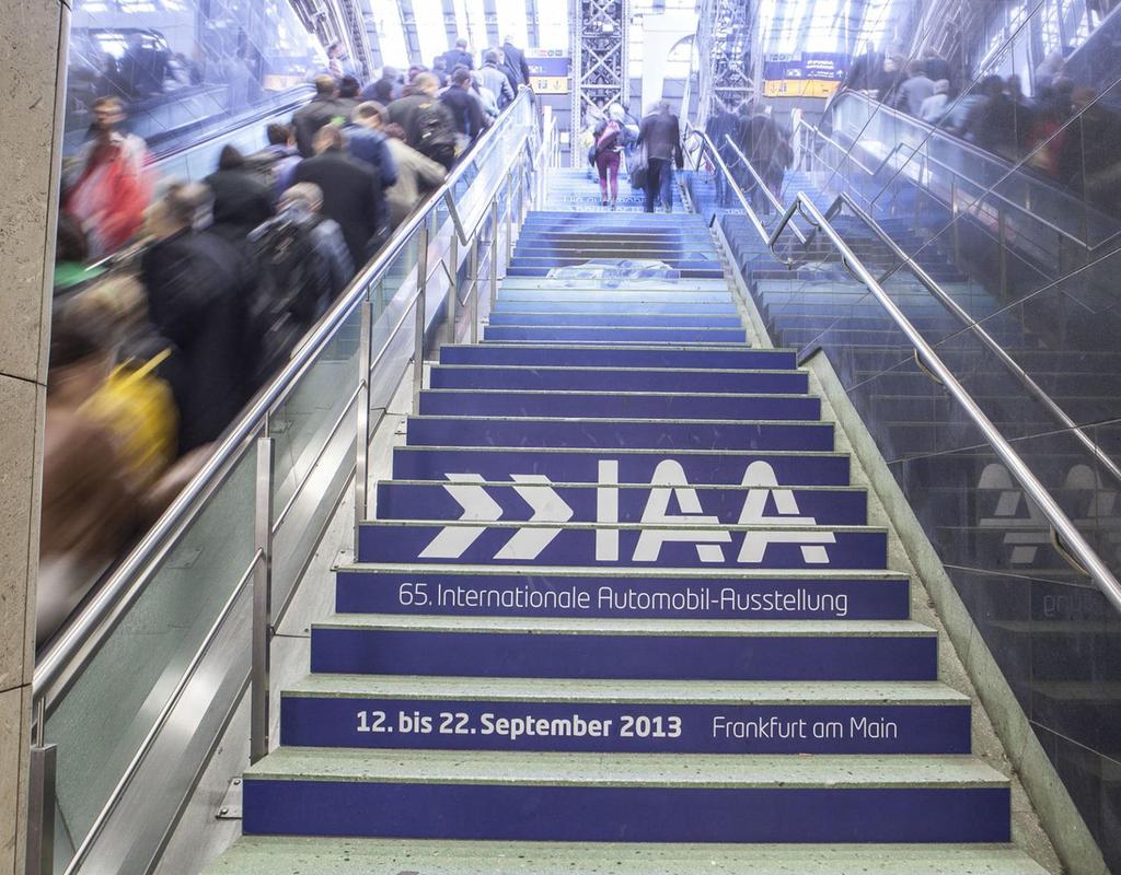 2 I STAIR BRANDING Vom Wegweiser bis zur großen Showtreppe einzeln und dauerhaft buchbar bis zu 25 Stair Branding an Treppenauf- & abgängen Fernverkehr ab 1.