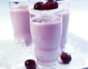 Trauben-Shake Für 1 Person 2 EL Halbfettquark 0,5 dl kalte Milch 1 dl roter Traubensaft, kalt Eiswürfel 2 blaue Trauben zum Garnieren 1.