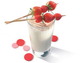 Vanille-Jogurt Für 1 Kind 2 Holzspiesschen 180 g Jogurt nature 2 EL Milch ¼ Vanillestängel, ausgeschabtes Mark einige Erdbeeren oder Himbeeren 1.