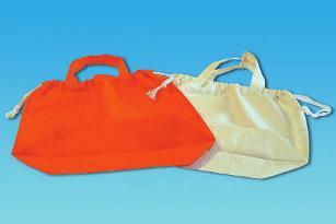 5100: Die Kombination aus einer Baumwolltragetasche mit kurzen oder langen Griffen und einem Beutel mit dopp. Kordelzug vielseitig einsetzbar sowohl beim Einkaufen als auch in der Freizeit. Gr. ca.